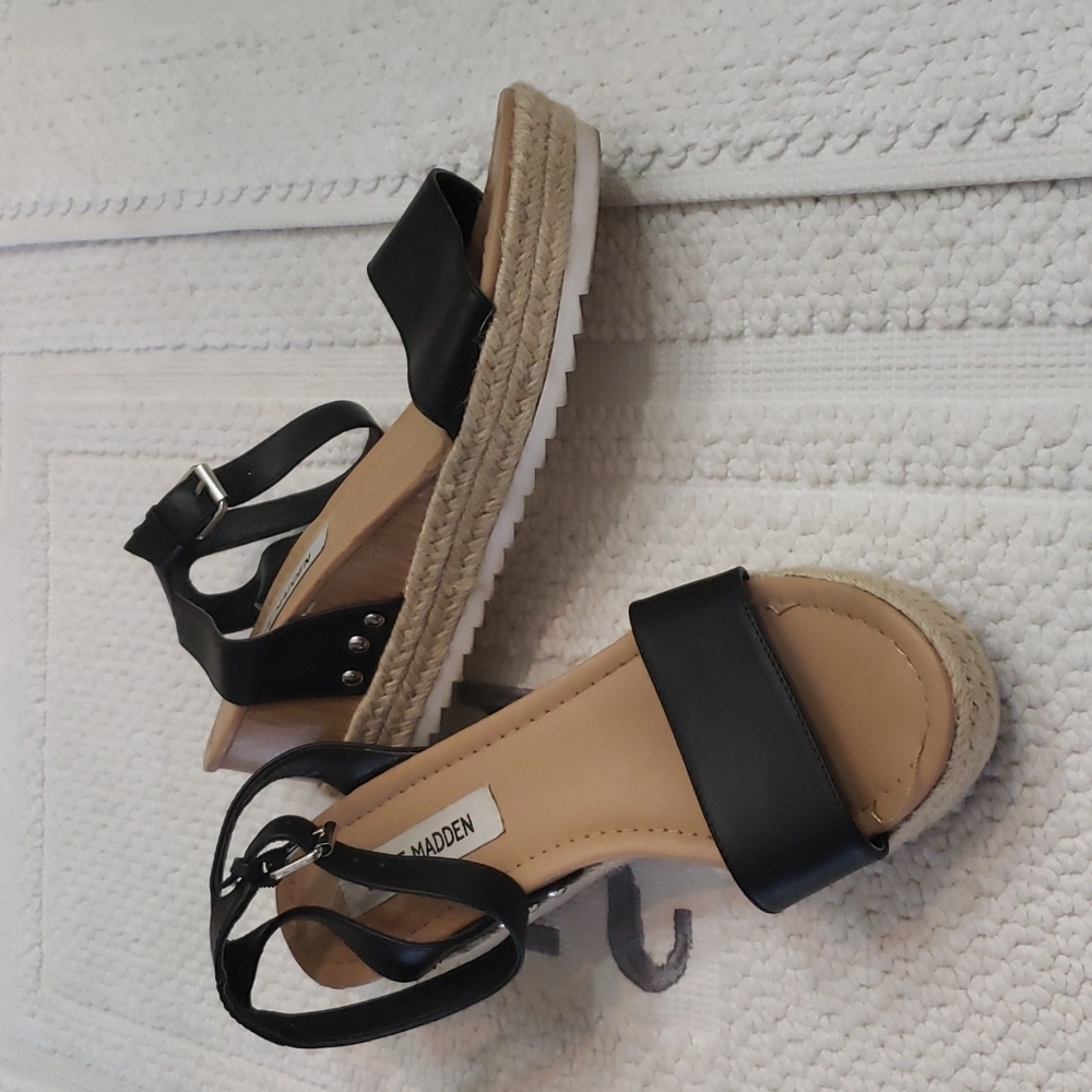 STEVE MADDEN LEATHER WEDGE SANDAL